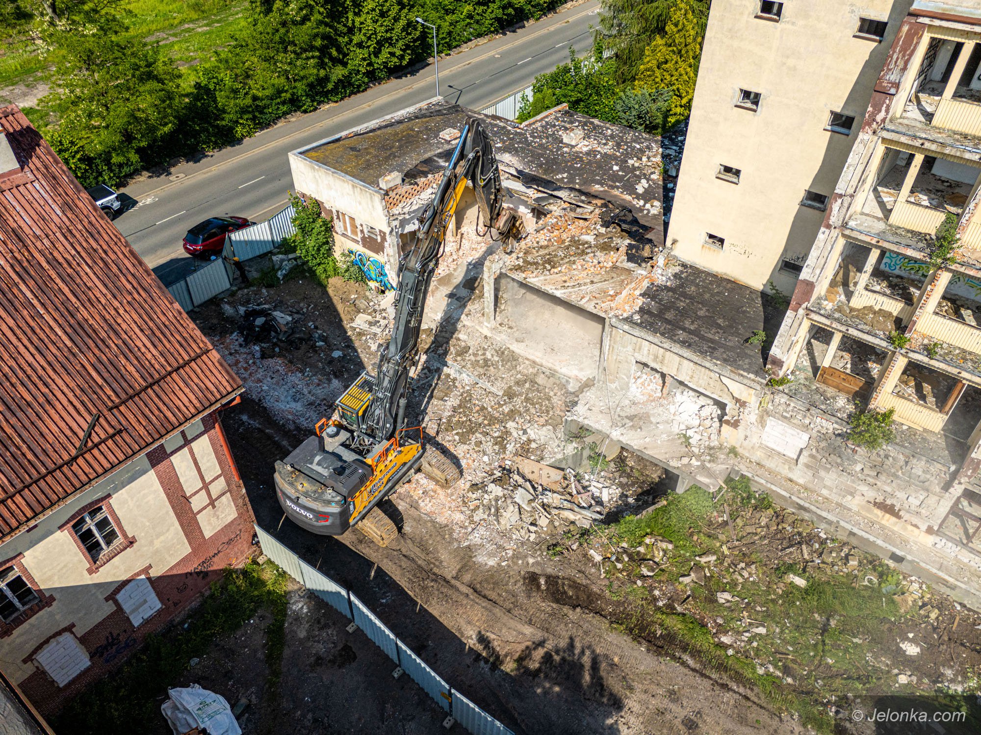 ruszyo-wyburzanie-ruin-hotelu-sudety-133693