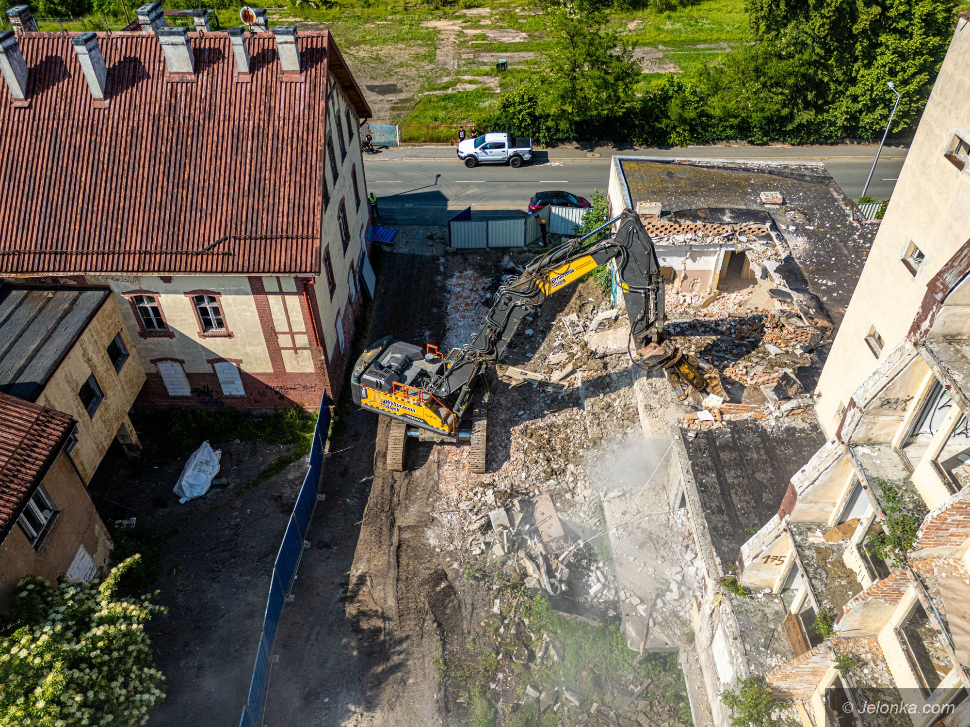 ruszyo-wyburzanie-ruin-hotelu-sudety-133693