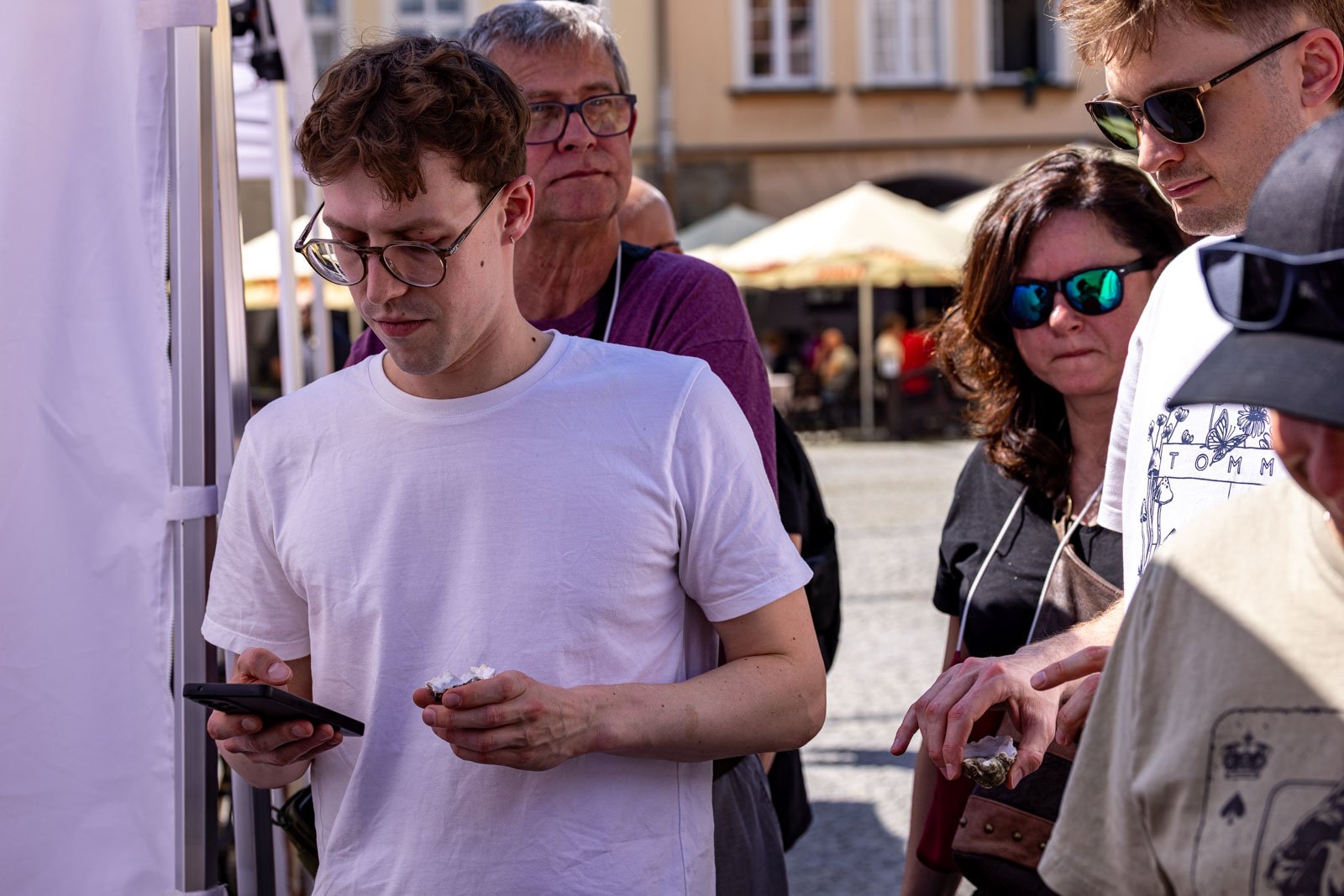 plac-ratuszowy-peen-smakow-trwa-festiwal-o-winie-w-kotlinie-133718