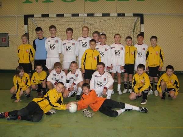 Pamiątkowe zdjęcie młodzików SP Gol i KKS Jelenia Góra.