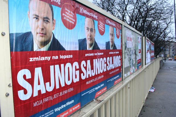 Plakaty wyborcze Miłosza Sajnoga można jeszcze zobaczyć w mieście.