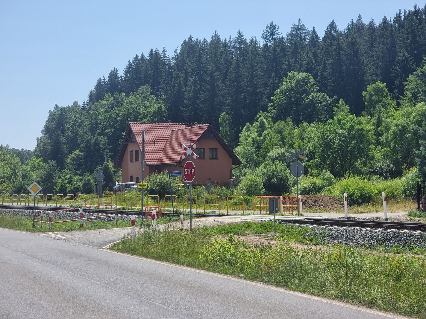 ruch-na-torach-ostroznie-na-przejazdach-133838