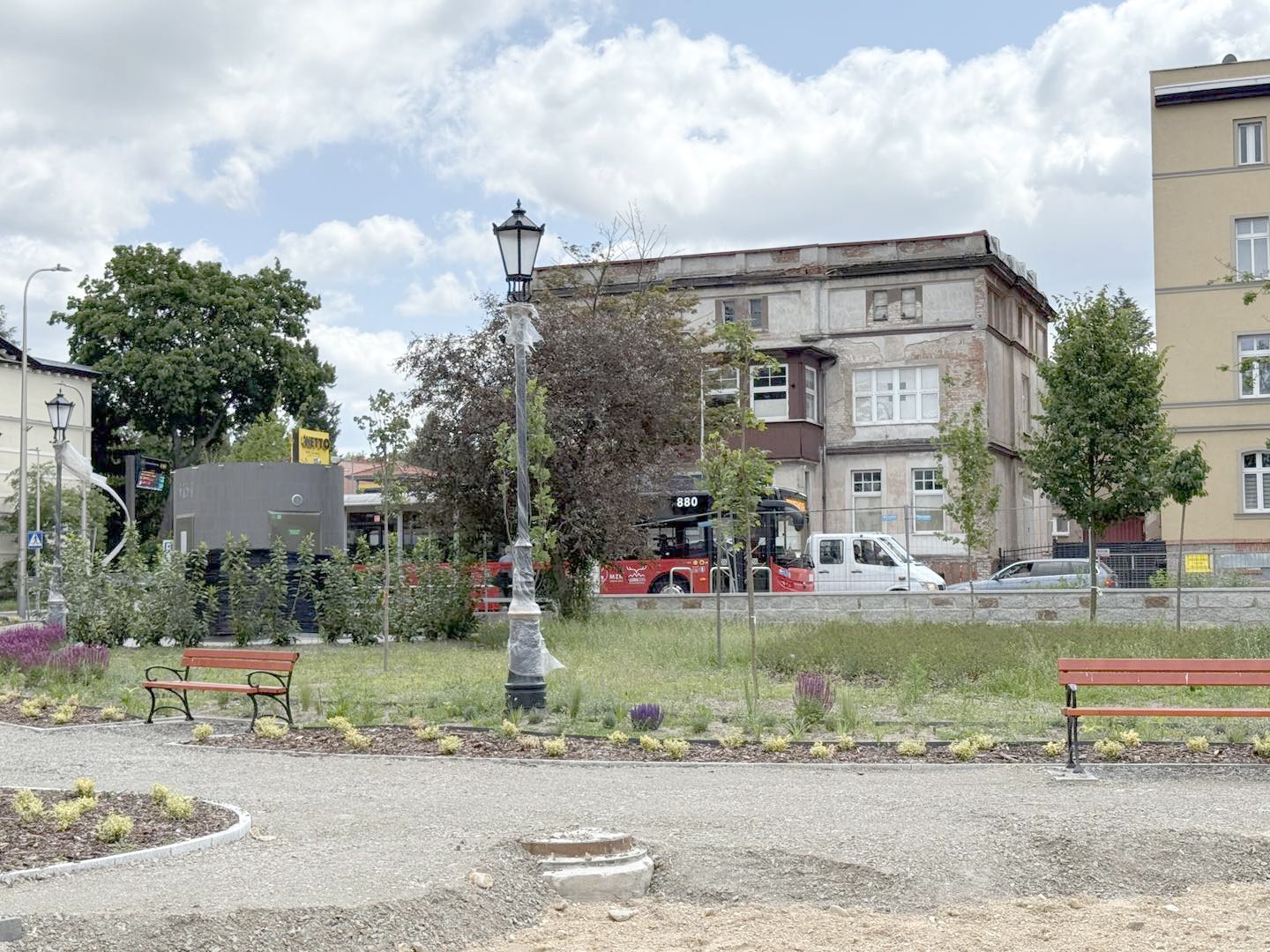 prace-na-skwerze-na-ostatniej-prostej-133852