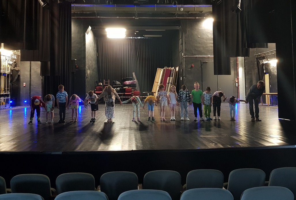 poznali-kulisy-teatru-norwida-133905