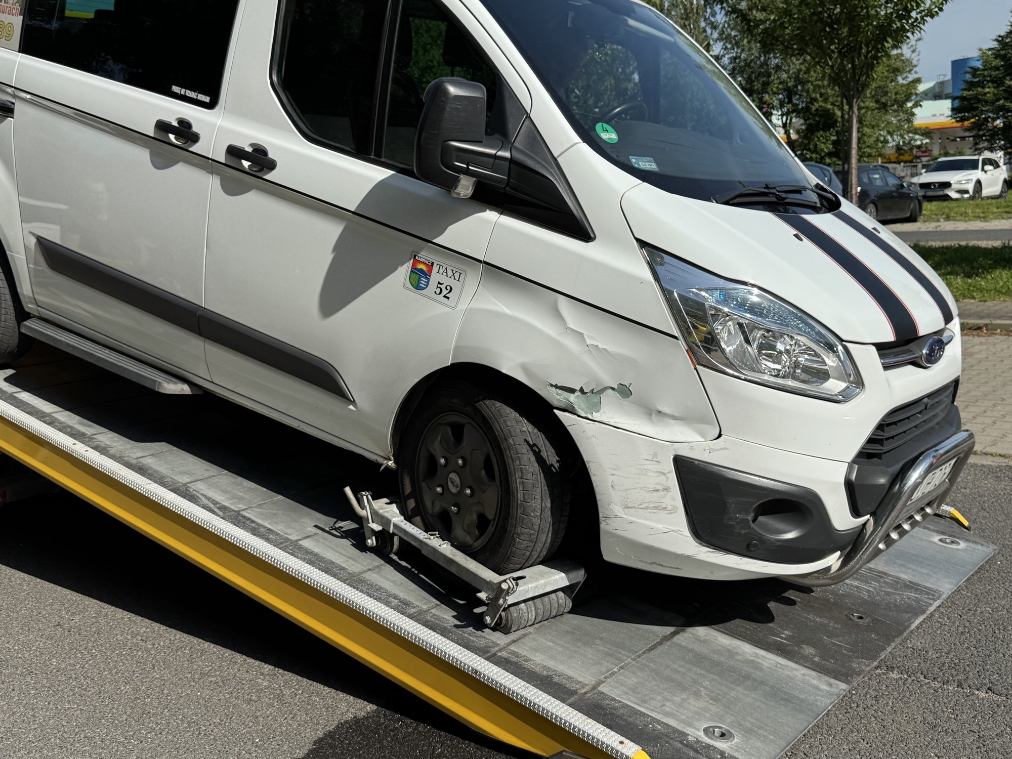 wyjezdza-z-parkingu-prosto-w-taksowke-133929