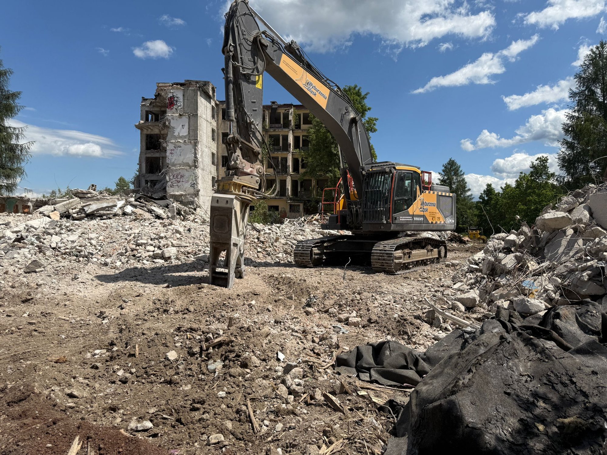 ruina-hotelu-sudety-znika-z-krajobrazu-133941