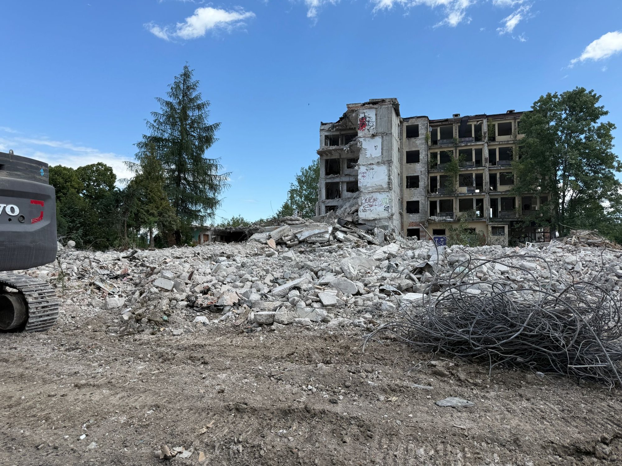 ruina-hotelu-sudety-znika-z-krajobrazu-133941
