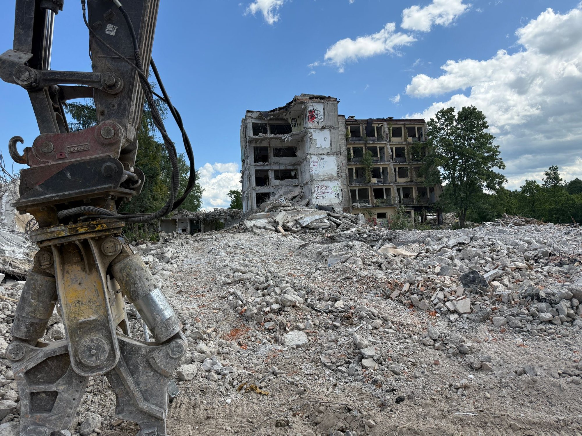 ruina-hotelu-sudety-znika-z-krajobrazu-133941