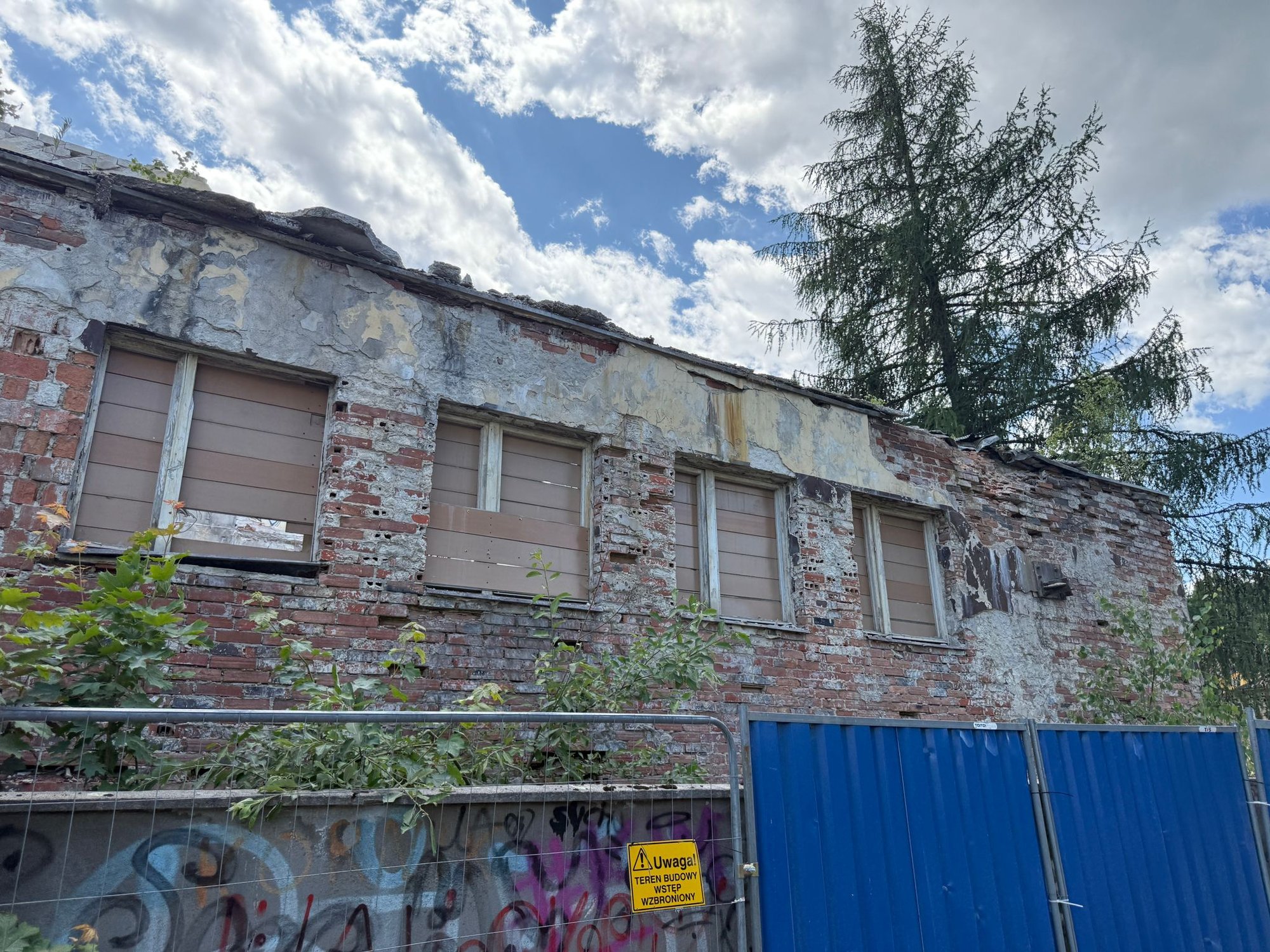 ruina-hotelu-sudety-znika-z-krajobrazu-133941