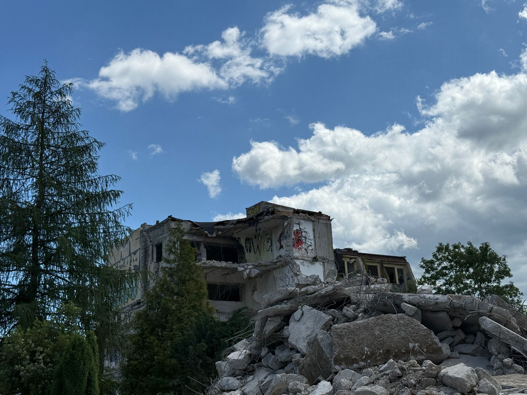 ruina-hotelu-sudety-znika-z-krajobrazu-133941