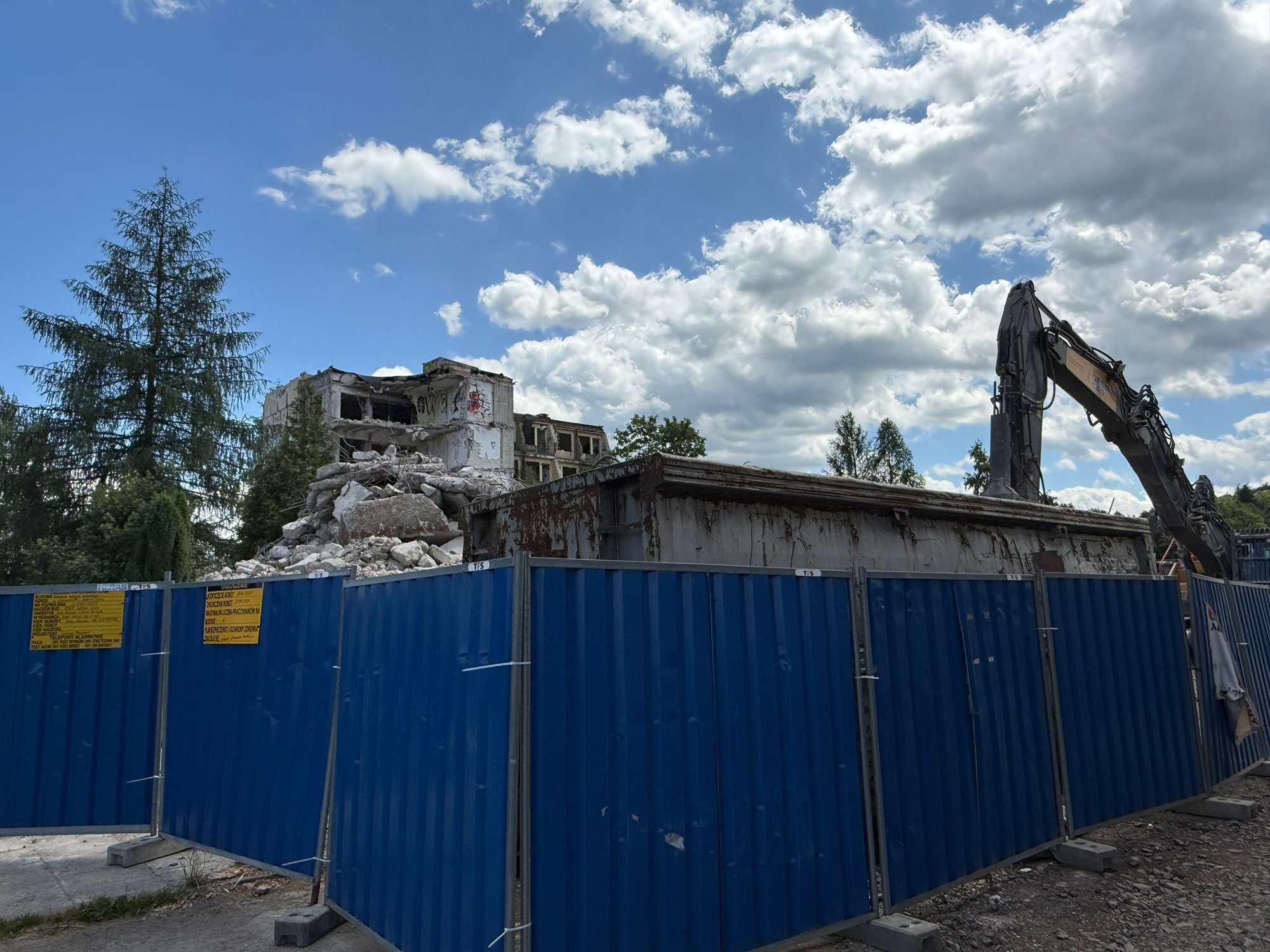 ruina-hotelu-sudety-znika-z-krajobrazu-133941