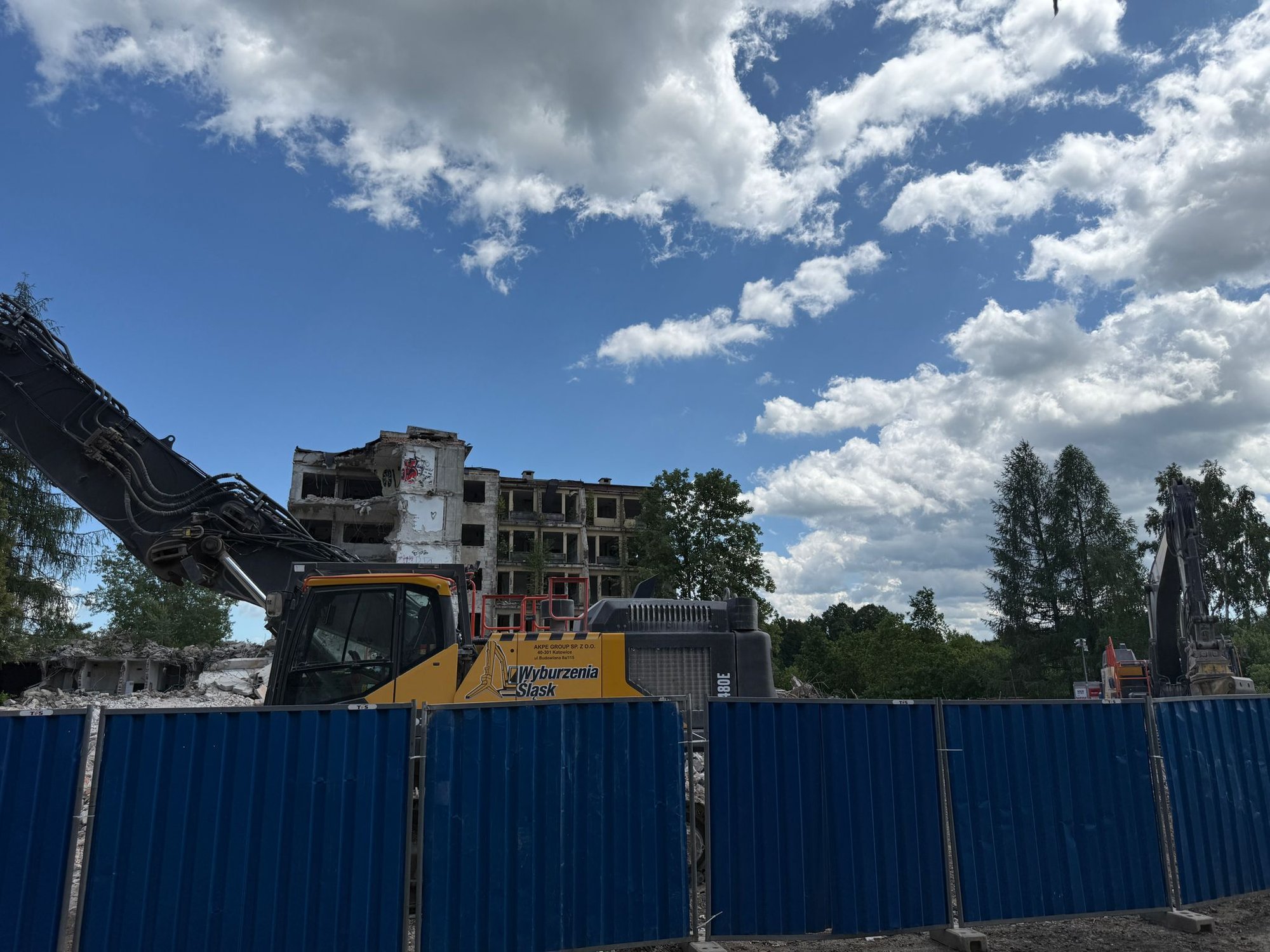 ruina-hotelu-sudety-znika-z-krajobrazu-133941