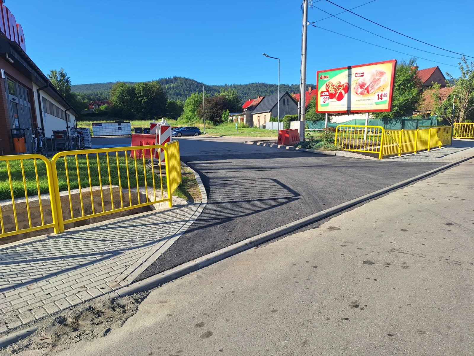 ukadanie-asfaltu-na-drodze-powiatowej-134129