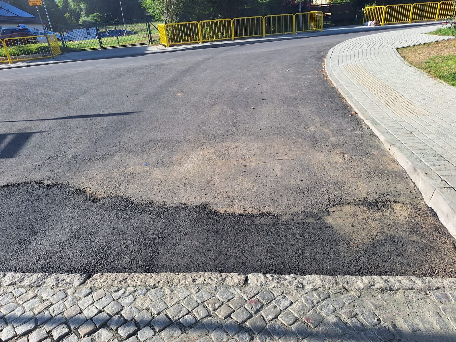 ukadanie-asfaltu-na-drodze-powiatowej-134129