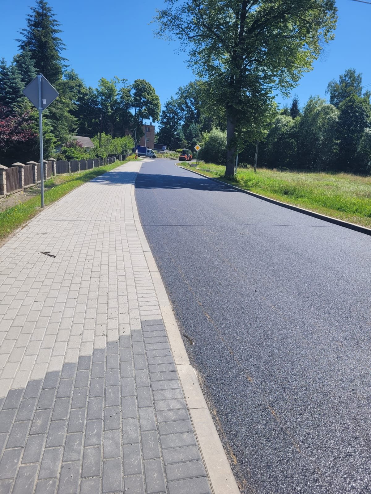ukadanie-asfaltu-na-drodze-powiatowej-134129