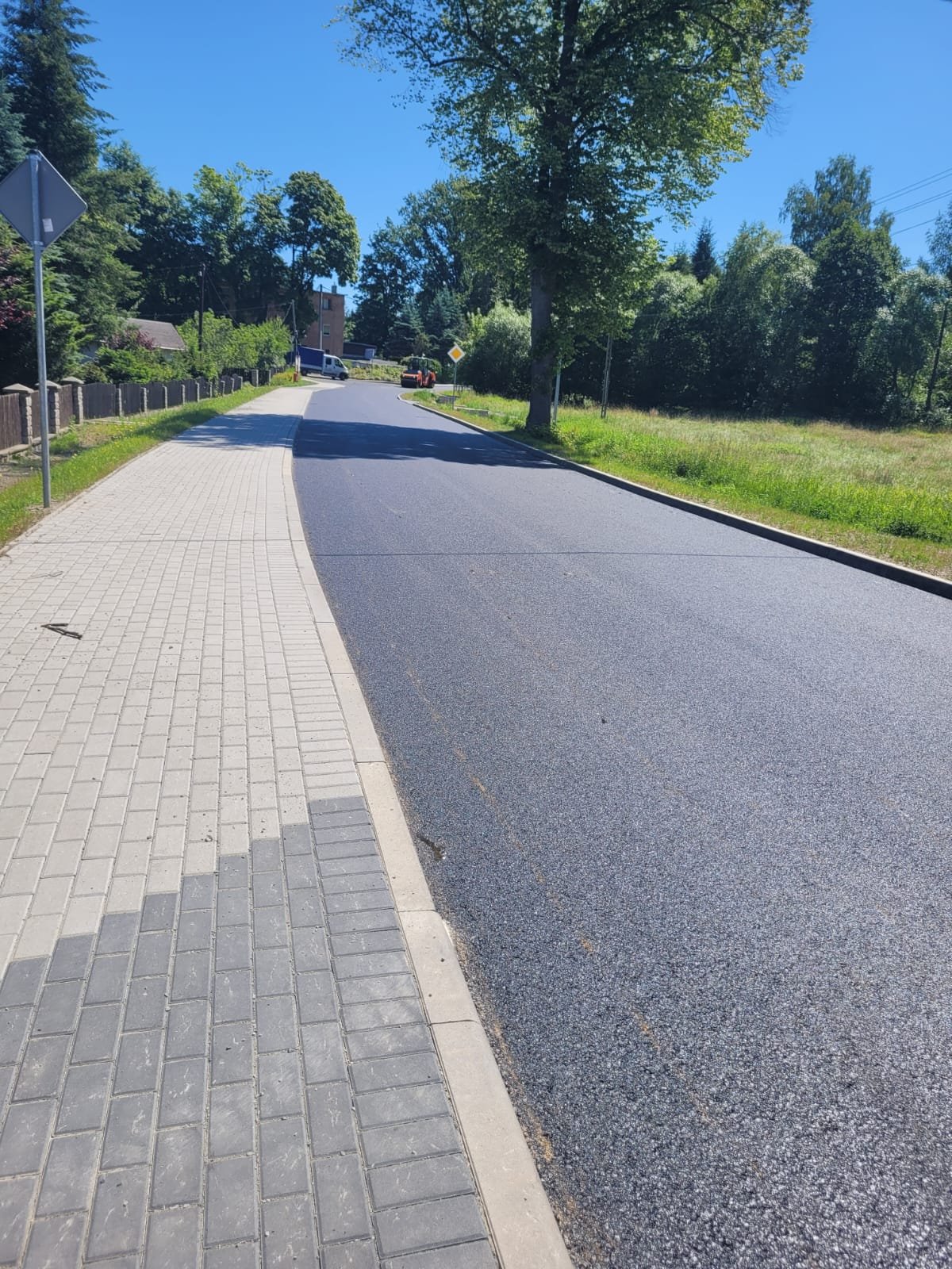 ukadanie-asfaltu-na-drodze-powiatowej-134129