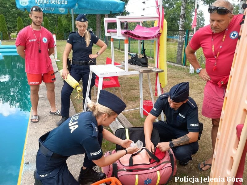 policjanci-i-ratownicy-czuwaja-nad-bezpieczenstwem-kontrola-basenu-w-powiecie-karkonoskim-134146