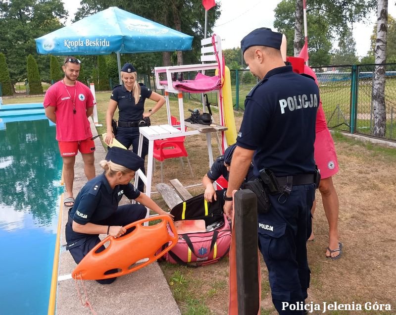 policjanci-i-ratownicy-czuwaja-nad-bezpieczenstwem-kontrola-basenu-w-powiecie-karkonoskim-134146
