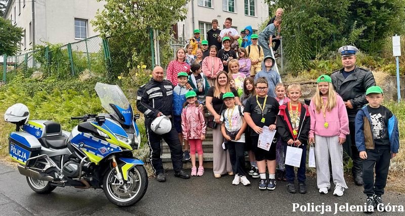 bezpieczne-wakacje-z-policja-funkcjonariusze-odwiedzili-dzieci-w-dziwiszowie-134147