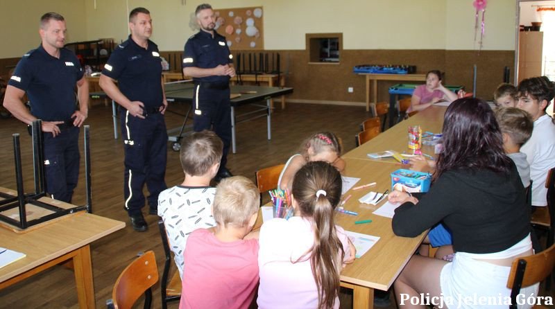 bezpieczne-wakacje-z-policja-edukacja-zabawa-i-prewencja-134223