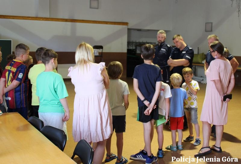 bezpieczne-wakacje-z-policja-edukacja-zabawa-i-prewencja-134223