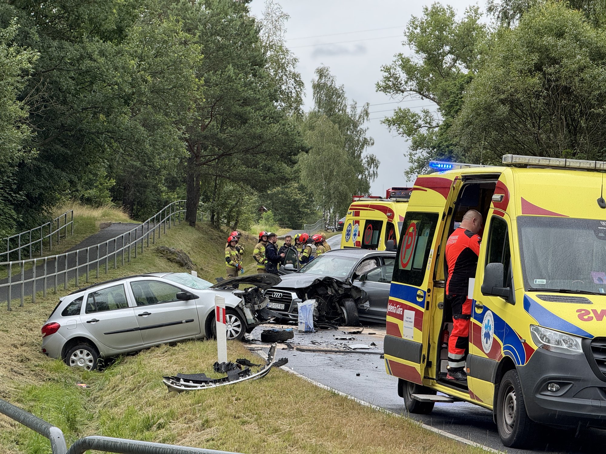 powazne-zderzenie-trzech-aut-na-sudeckiej-134262