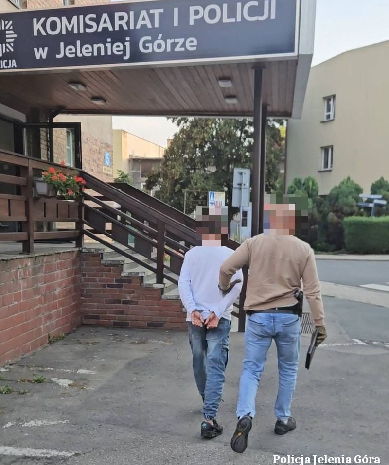 policjanci-zatrzymali-poszukiwanego-podejrzanego-o-przywaszczenie-mienia-kradziez-i-kradzieze-z-wamaniem-134317