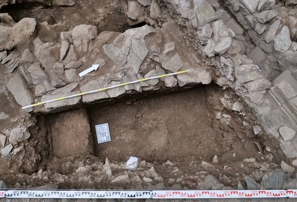 Zamek Bolków, fragment korytarza wiodącego z dziedzińca głównego do podziemi pod budynkiem pałacu książęcego. Fot. S. Wilk.