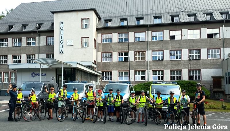 jeleniogorska-policjantka-oznakowaa-rowery-dzieci-z-pokolonii-w-ramach-programu-stop-rower-oznakowany-134337