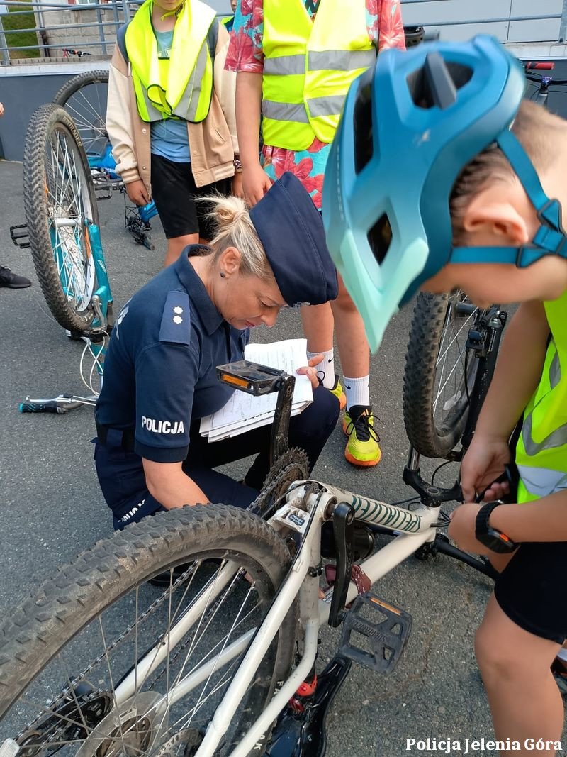 jeleniogorska-policjantka-oznakowaa-rowery-dzieci-z-pokolonii-w-ramach-programu-stop-rower-oznakowany-134337
