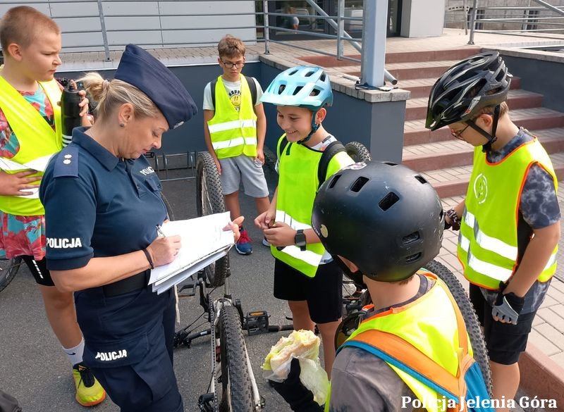 jeleniogorska-policjantka-oznakowaa-rowery-dzieci-z-pokolonii-w-ramach-programu-stop-rower-oznakowany-134337