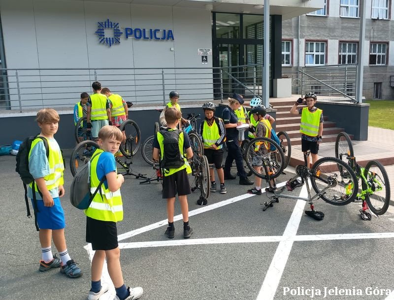 jeleniogorska-policjantka-oznakowaa-rowery-dzieci-z-pokolonii-w-ramach-programu-stop-rower-oznakowany-134337
