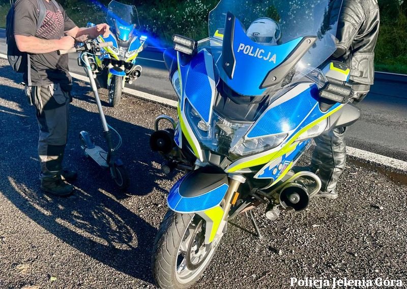 nieodpowiedzialna-jazda-na-hulajnodze-elektrycznej-po-drodze-krajowej-reakcja-policjantow-z-jeleniogorskiej-drogowki-134437