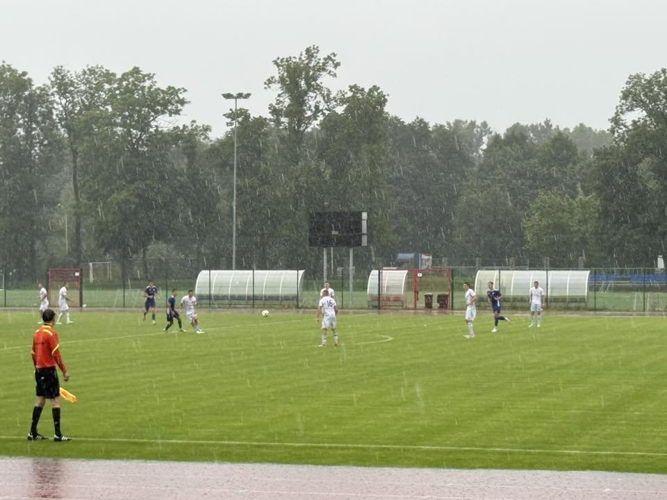 grali-mimo-poteznej-ulewy-134534