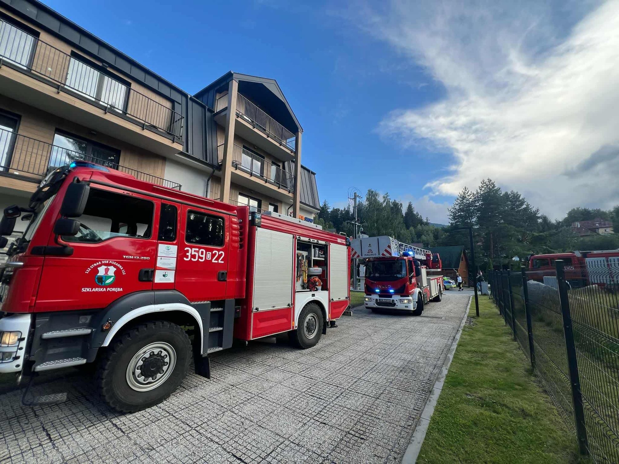 pozar-w-szklarskiej-porebie-palia-sie-sauna-w-apartamentowcu-straz-nie-moga-sie-dostac-134638