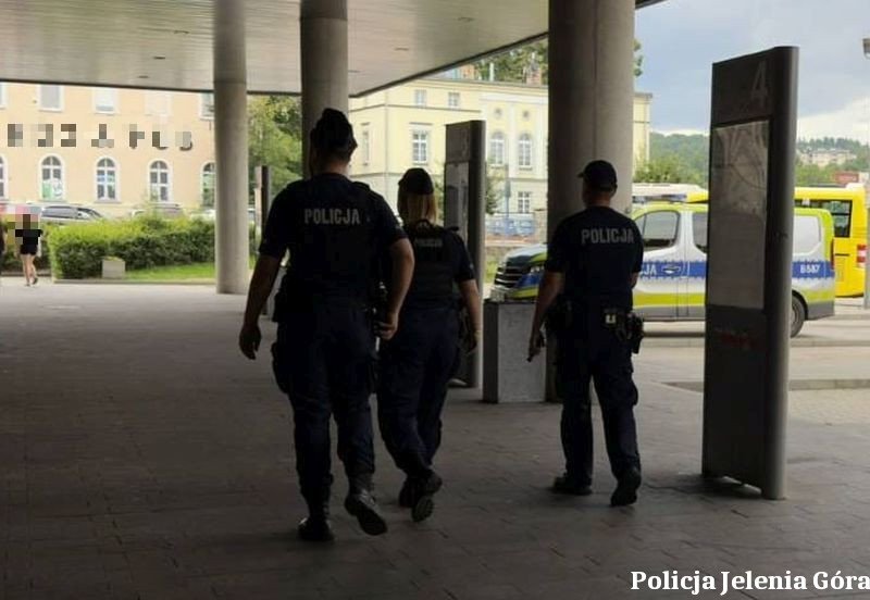 dziaania-prewencyjne-policji-na-terenie-galerii-handlowej-w-jeleniej-gorze-134679