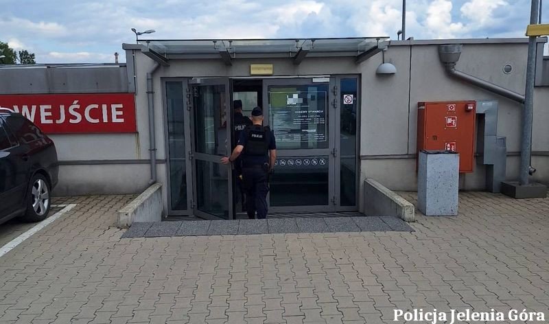 dziaania-prewencyjne-policji-na-terenie-galerii-handlowej-w-jeleniej-gorze-134679