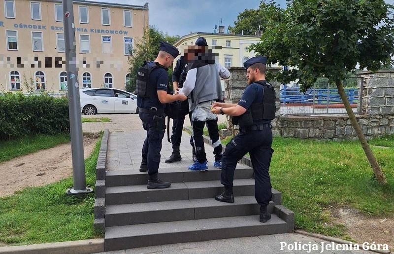 dziaania-prewencyjne-policji-na-terenie-galerii-handlowej-w-jeleniej-gorze-134679