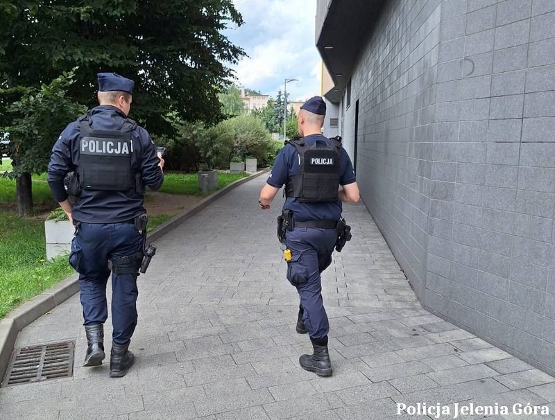 dziaania-prewencyjne-policji-na-terenie-galerii-handlowej-w-jeleniej-gorze-134679