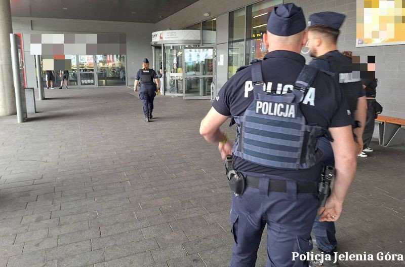 dziaania-prewencyjne-policji-na-terenie-galerii-handlowej-w-jeleniej-gorze-134679