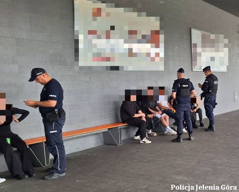 dziaania-prewencyjne-policji-na-terenie-galerii-handlowej-w-jeleniej-gorze-134679