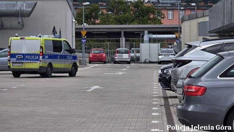 dziaania-prewencyjne-policji-na-terenie-galerii-handlowej-w-jeleniej-gorze-134679