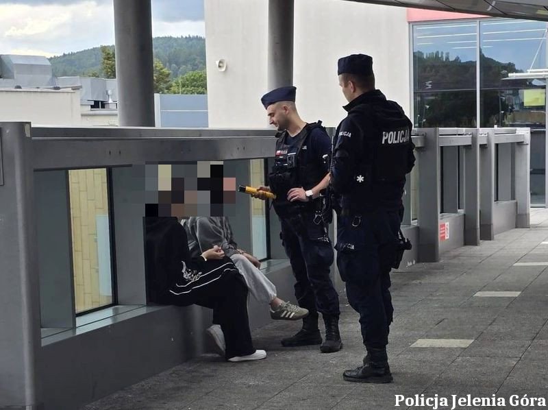 dziaania-prewencyjne-policji-na-terenie-galerii-handlowej-w-jeleniej-gorze-134679