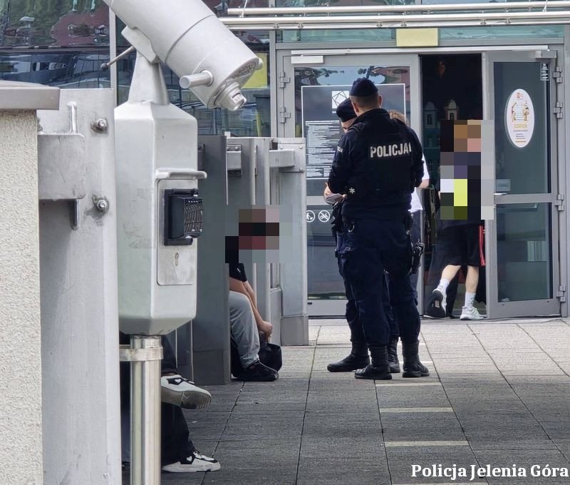dziaania-prewencyjne-policji-na-terenie-galerii-handlowej-w-jeleniej-gorze-134679
