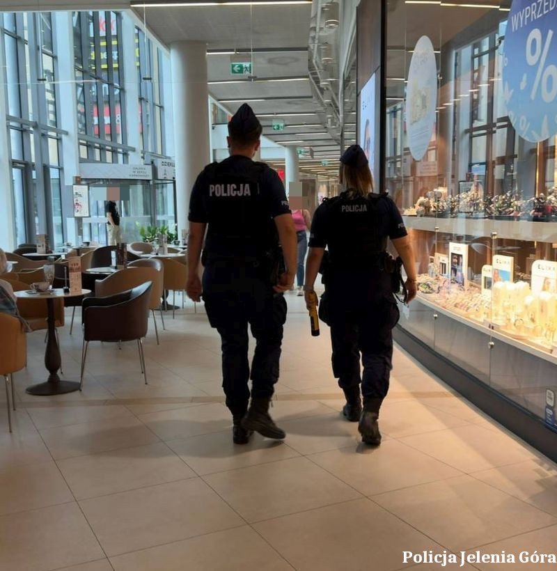 dziaania-prewencyjne-policji-na-terenie-galerii-handlowej-w-jeleniej-gorze-134679