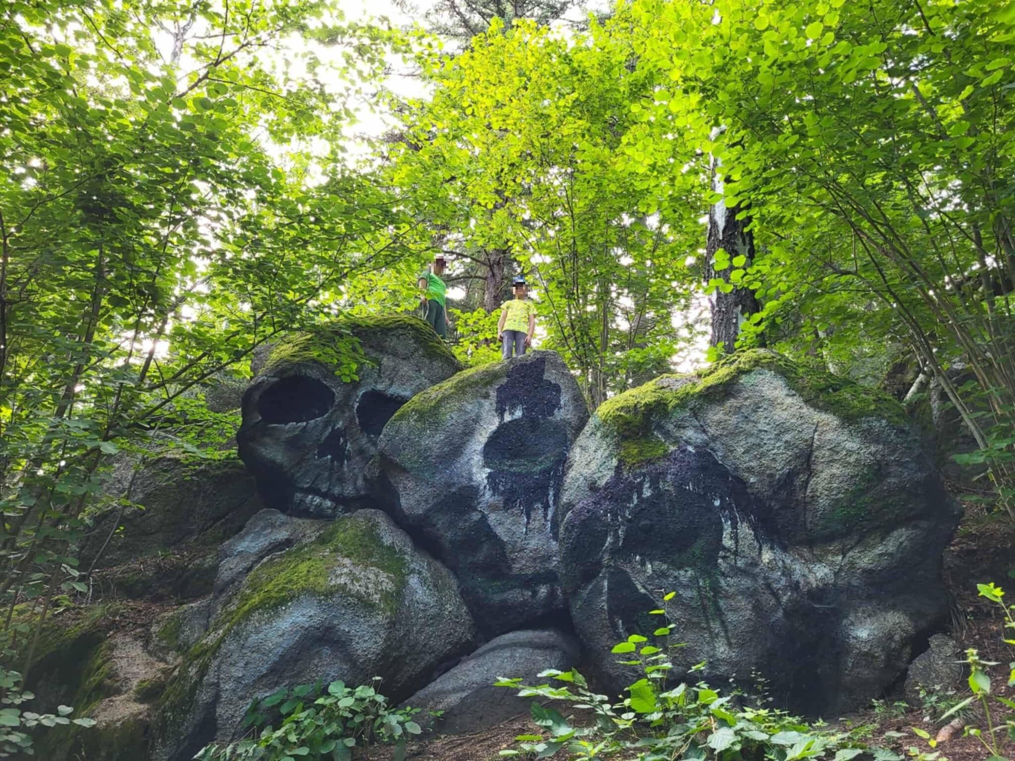 zniszczono-wzgorze-czaszek-134797