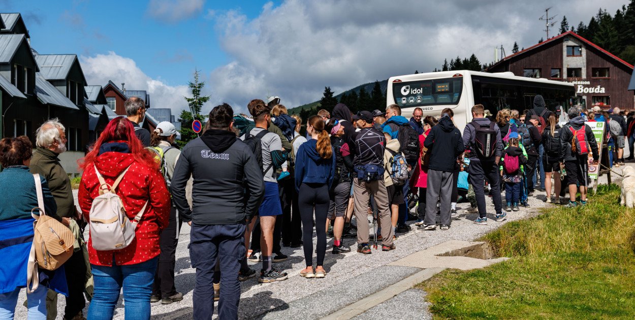 kolejki-w-karkonoszach-tumy-szturmuja-autobusy-i-wyciagi-134853