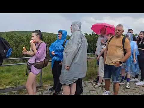 kolejki-w-karkonoszach-tumy-szturmuja-autobusy-i-wyciagi-134853
