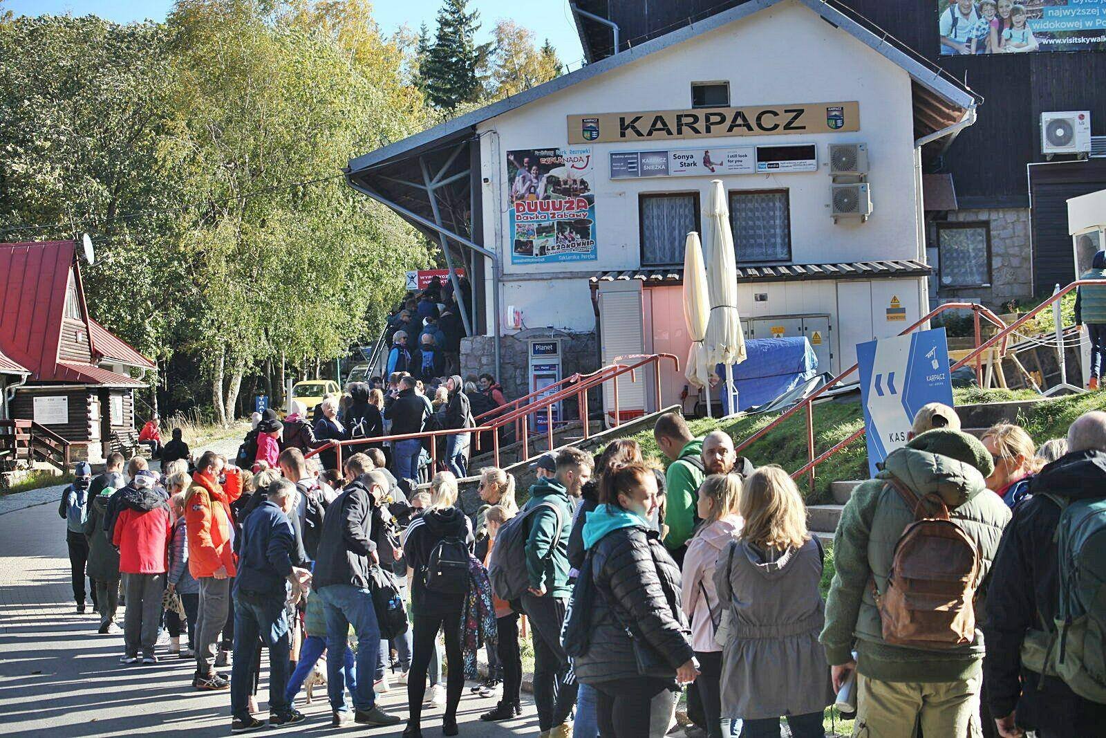 kolejki-w-karkonoszach-tumy-szturmuja-autobusy-i-wyciagi-134853