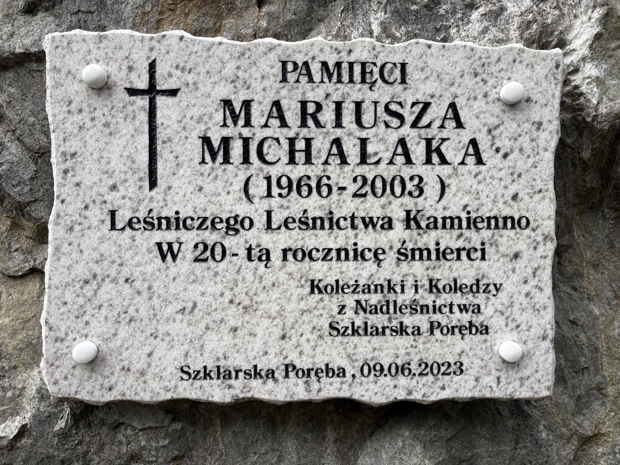 lesniczy-zgina-przy-szlaku-w-gorach-izerskich-134878